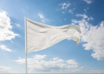 Lo stadio lo sa, anche se non osa dirlo, nel suo silenzio non c’è solo resa: c’e attesa