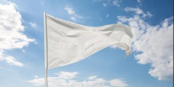 Lo stadio lo sa, anche se non osa dirlo, nel suo silenzio non c’è solo resa: c’e attesa