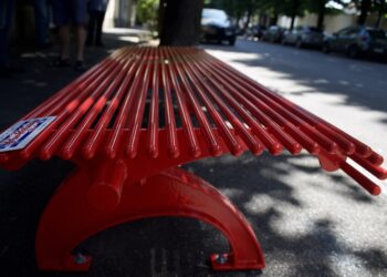 Inaugurata la panchina rossa del Pro Patria Club: un simbolo contro la violenza sulle donne