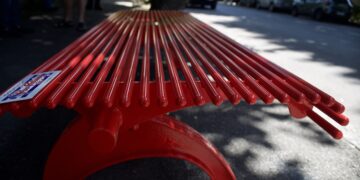 Inaugurata la panchina rossa del Pro Patria Club: un simbolo contro la violenza sulle donne
